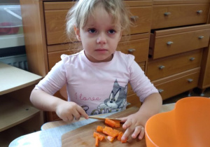 Emilka kroi marchewki
